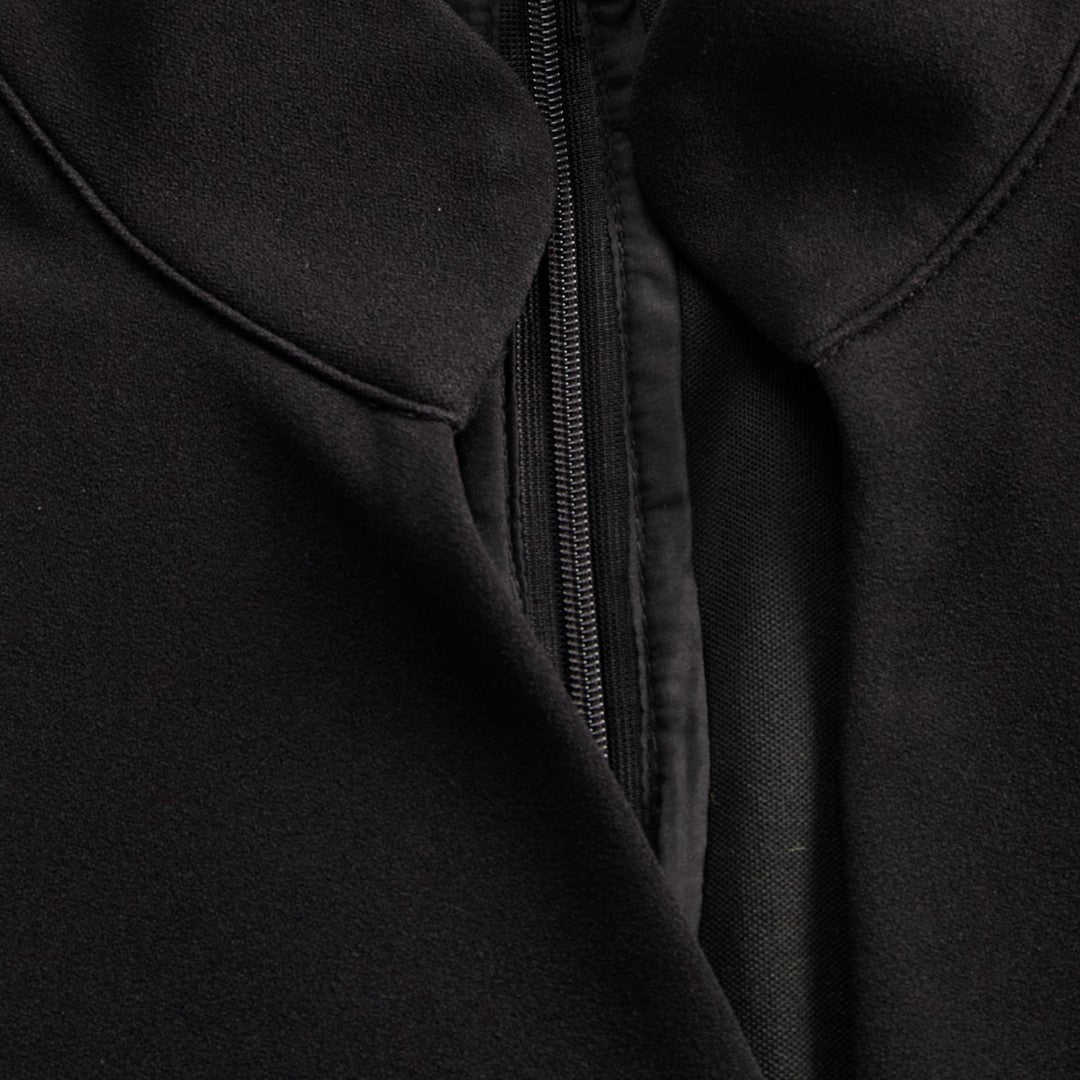 Marina | Vestido negro refinado con cinturón y cuello mandarín